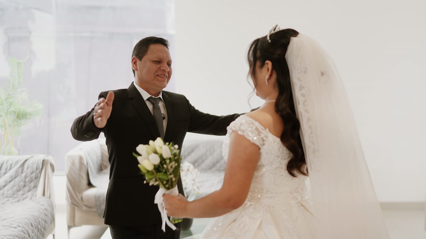 El papá de Karla al verla vestida de novia