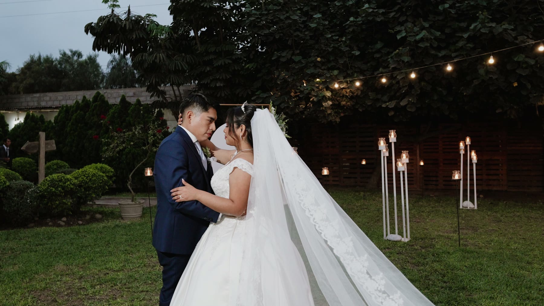Miguel y Karla en el jardín de noche