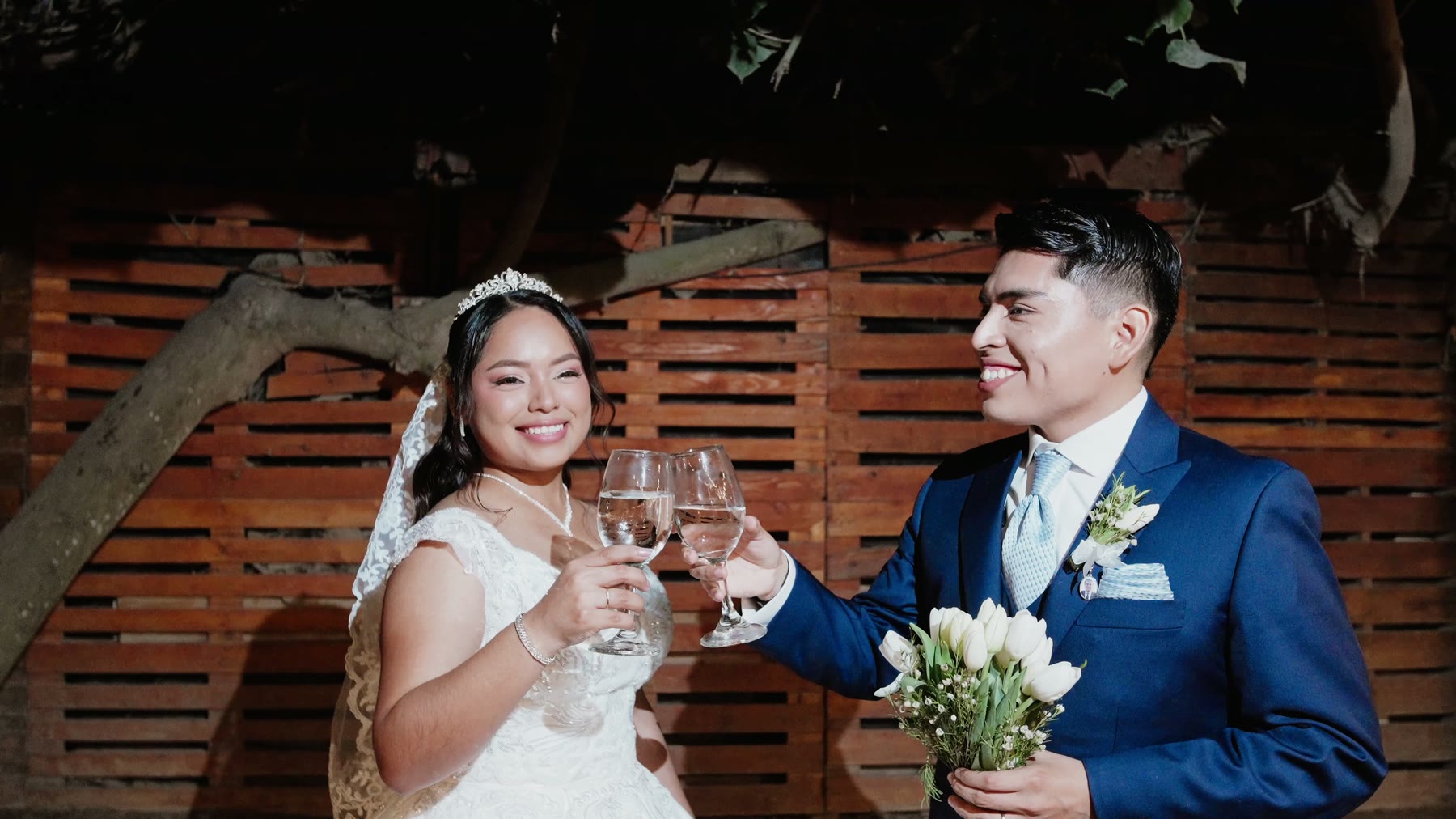 Miguel y Karla brindando
