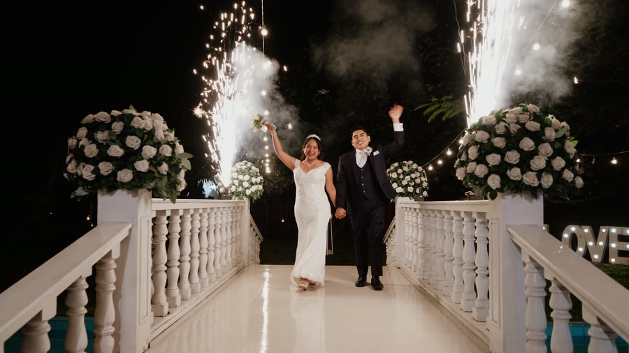La entrada de los novios con chispas